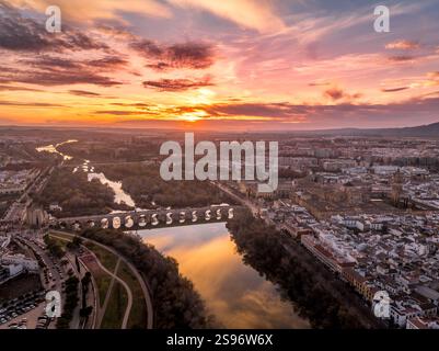 Aus der Vogelperspektive von Cordoba Spanien mit farbenfrohem Sonnenuntergang über der römischen Brücke, mittelalterlichem Stadtzentrum und Kathedrale Stockfoto