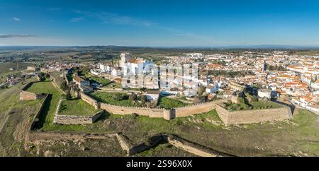 Aus der Vogelperspektive auf die Burg von Estremoz in Portugal, dominiert von einem quadratischen Donjon aus weißem Marmor, umgeben von vier Toren, Bastionen, Schluchten und Stockfoto
