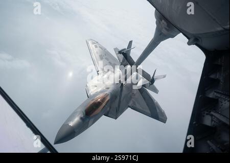 Ein F-22 Raptor der US Air Force, der dem 3. Flügel der Joint Base Elmendorf-Richardson zugeordnet ist, erhält Treibstoff von einem KC-10 Extender der US Air Force Stockfoto