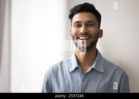 Kopfaufnahme Portrait gut aussehender, lächelnder junger Mann, der in die Kamera schaut Stockfoto
