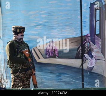 SRINAGAR, INDIEN – 24. JANUAR: Paramilitärischer Soldat steht vor dem Bakhshi-Stadion, dem Hauptort der Parade zum Tag der Republik am 24. Januar 2025 in Srinagar, Indien. (Foto: Waseem Andrabi/Hindustan Times/SIPA USA) Stockfoto