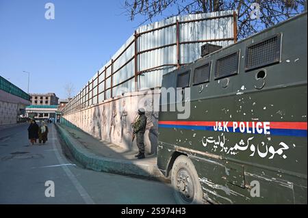 SRINAGAR, INDIEN – 24. JANUAR: Paramilitärischer Soldat steht vor dem Bakhshi-Stadion, dem Hauptort der Parade zum Tag der Republik am 24. Januar 2025 in Srinagar, Indien. (Foto: Waseem Andrabi/Hindustan Times/SIPA USA) Stockfoto