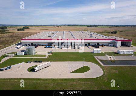 Luftaufnahme eines großen Verteilerzentrums mit Parkplatz Stockfoto
