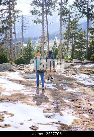 Paare, die im Urlaub auf dem Schneeberg wandern Stockfoto