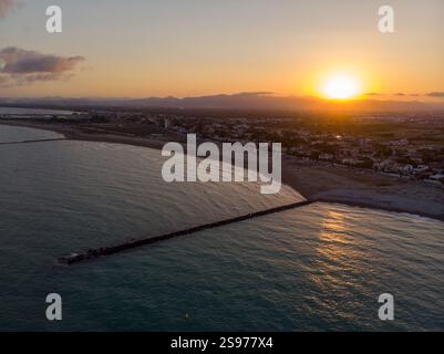 Luftaufnahme der Küste von Borriana. Eine Stadt in der Nähe von Castellon in Spanien mit einem Long Beach mit Wellenbrecher und einem Flussdelta. Stockfoto