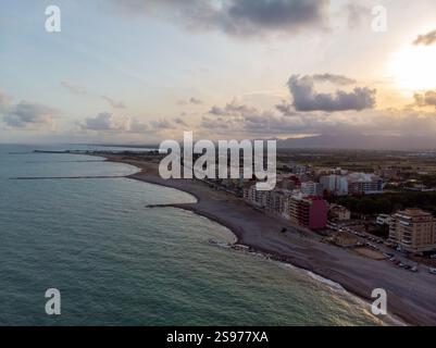 Luftaufnahme der Küste von Borriana. Eine Stadt in der Nähe von Castellon in Spanien mit einem Long Beach mit Wellenbrecher und einem Flussdelta. Stockfoto