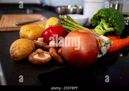 Frische Zutaten bereit für die Zubereitung zu Hause Stockfoto