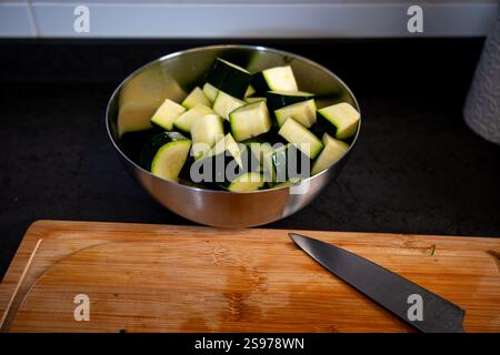 Zucchini auf einem hölzernen Schneidebrett zubereiten Stockfoto