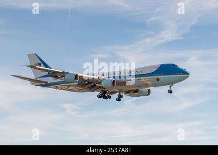 Los Angeles, Kalifornien, USA – 24. Januar 2025: Die Air Force One kommt am Flughafen Los Angeles an und markiert Donald Trumps ersten Besuch in der Stadt während seiner zweiten Amtszeit als Präsident der Vereinigten Staaten. (Foto: Weston Hancock / Alamy Live News) Stockfoto