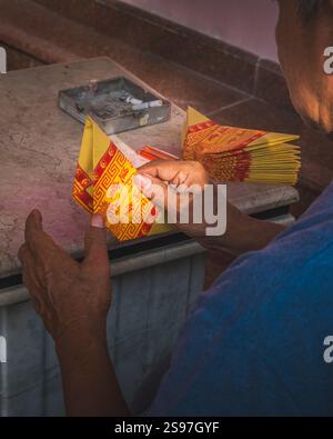 Balikpapan, Indonesien - 18. Januar 2025. Das Höllengeld, oder Höllenbankscheine, Geistergeld oder Geistergeld. Wird für die Gebetszeremonie auf chinesisch verwendet Stockfoto