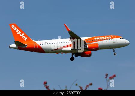 22. Mai 2024, Barcelona, Spanien: Ein easyJet Switzerland Airbus 320 landet am Flughafen Barcelona El Prat. EasyJet Switzerland fliegt ab Flughafen Genf und EuroAirport Basel Mulhouse Freiburg (Credit Image: © Fabrizio Gandolfo/SOPA images via ZUMA Press Wire) NUR ZUR REDAKTIONELLEN VERWENDUNG! Nicht für kommerzielle ZWECKE! Stockfoto