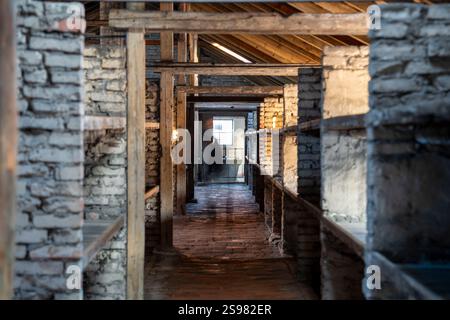 (250125) -- OSWIECIM, 25. Januar 2025 (Xinhua) -- dieses Foto vom 24. Januar 2025 zeigt die Frauenkaserne des Konzentrationslagers Auschwitz in Oswiecim, Polen. Der 80. Jahrestag der Befreiung des Konzentrationslagers Auschwitz fällt am 27. Januar 2025. Das Vernichtungslager des Zweiten Weltkriegs wurde 1940 von den Nazis gegründet. Schätzungen zufolge sind im Lager mindestens 1,1 Millionen Menschen ums Leben gekommen. Das Konzentrationslager wurde am 27. Januar 1945 von der sowjetischen Armee befreit, einem Tag, der zum Internationalen Holocaust-Gedenktag wurde. (Xinhua/Zhang Kun) Stockfoto