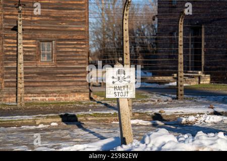 (250125) -- OSWIECIM, 25. Januar 2025 (Xinhua) -- dieses Foto vom 24. Januar 2025 zeigt einen Blick auf das Konzentrationslager Auschwitz in Oswiecim, Polen. Der 80. Jahrestag der Befreiung des Konzentrationslagers Auschwitz fällt am 27. Januar 2025. Das Vernichtungslager des Zweiten Weltkriegs wurde 1940 von den Nazis gegründet. Schätzungen zufolge sind im Lager mindestens 1,1 Millionen Menschen ums Leben gekommen. Das Konzentrationslager wurde am 27. Januar 1945 von der sowjetischen Armee befreit, einem Tag, der zum Internationalen Holocaust-Gedenktag wurde. (Xinhua/Zhang Kun) Stockfoto