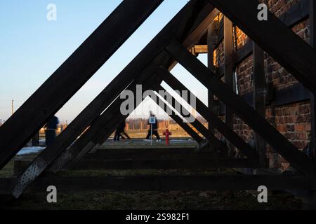 (250125) -- OSWIECIM, 25. Januar 2025 (Xinhua) -- dieses Foto vom 24. Januar 2025 zeigt einen Blick auf das Konzentrationslager Auschwitz in Oswiecim, Polen. Der 80. Jahrestag der Befreiung des Konzentrationslagers Auschwitz fällt am 27. Januar 2025. Das Vernichtungslager des Zweiten Weltkriegs wurde 1940 von den Nazis gegründet. Schätzungen zufolge sind im Lager mindestens 1,1 Millionen Menschen ums Leben gekommen. Das Konzentrationslager wurde am 27. Januar 1945 von der sowjetischen Armee befreit, einem Tag, der zum Internationalen Holocaust-Gedenktag wurde. (Xinhua/Zhang Kun) Stockfoto