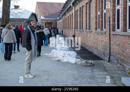 (250125) -- OSWIECIM, 25. Januar 2025 (Xinhua) -- Menschen besuchen das Konzentrationslager Auschwitz in Oswiecim, Polen, 24. Januar 2025. Der 80. Jahrestag der Befreiung des Konzentrationslagers Auschwitz fällt am 27. Januar 2025. Das Vernichtungslager des Zweiten Weltkriegs wurde 1940 von den Nazis gegründet. Schätzungen zufolge sind im Lager mindestens 1,1 Millionen Menschen ums Leben gekommen. Das Konzentrationslager wurde am 27. Januar 1945 von der sowjetischen Armee befreit, einem Tag, der zum Internationalen Holocaust-Gedenktag wurde. (Xinhua/Zhang Kun) Stockfoto
