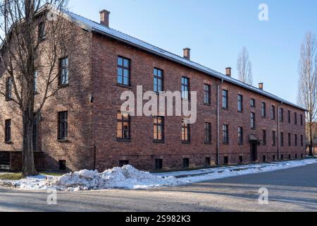 (250125) -- OSWIECIM, 25. Januar 2025 (Xinhua) -- dieses Foto vom 24. Januar 2025 zeigt einen Blick auf das Konzentrationslager Auschwitz in Oswiecim, Polen. Der 80. Jahrestag der Befreiung des Konzentrationslagers Auschwitz fällt am 27. Januar 2025. Das Vernichtungslager des Zweiten Weltkriegs wurde 1940 von den Nazis gegründet. Schätzungen zufolge sind im Lager mindestens 1,1 Millionen Menschen ums Leben gekommen. Das Konzentrationslager wurde am 27. Januar 1945 von der sowjetischen Armee befreit, einem Tag, der zum Internationalen Holocaust-Gedenktag wurde. (Xinhua/Zhang Kun) Stockfoto
