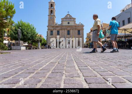 Chania - Kreta - 17. August 2024; Touristen bei der Präsentation der Heiligen Metropolitankirche der Jungfrau Maria in der Straßenperspektive des Athinagora-Platzes. Stockfoto