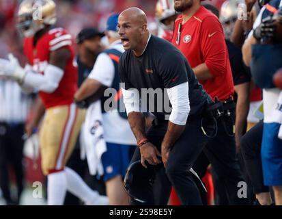 Robert Saleh, der Verteidigungskoordinator der San Francisco 49ers, reagiert auf ein Spiel gegen die Arizona Cardinals im dritten Viertel im Levi's Stadium in Santa Clara, Kalifornien, am 17. November 2019. (Foto: Nhat V. Meyer/Bay Area News Group/TNS/SIPA USA) Stockfoto