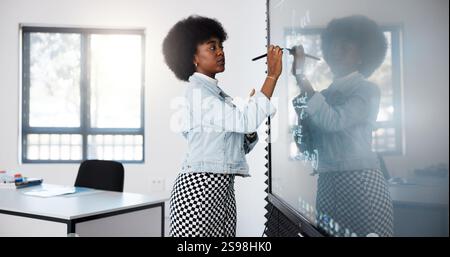 Lehrer, Schwarze Frau und Smart Board im Klassenzimmer, um Regeln, Prüfungen und Mathematikunterricht zu erklären. Digital, Schreib- und Eingabestift mit Technik, Dozent und Stockfoto