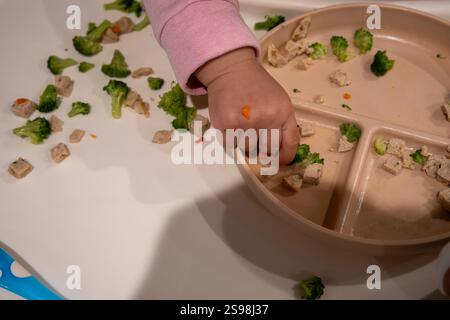 Kind erkundet gesunde Snacks Stockfoto