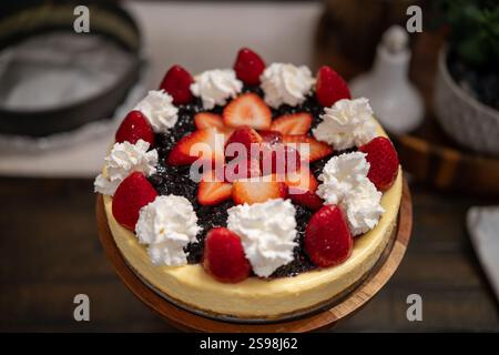 Käsekuchen mit Beeren Stockfoto
