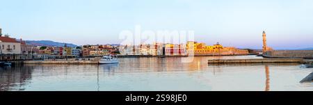 Panoramablick über den Hafen von Chania auf griechischer Insel Kreta. Stockfoto
