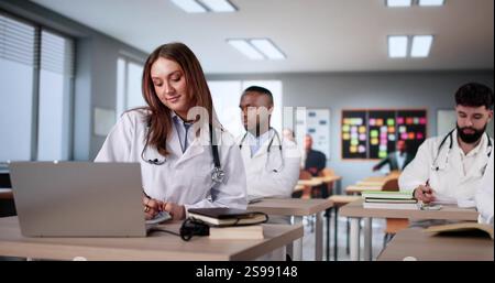 Medizinstudierende Hören Professor Doktor Im Klassenzimmer Stockfoto