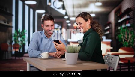 Kollegen, Die Technologie-Lifestyle Nutzen. Mann Und Frau Trinken Kaffee Im Café Stockfoto