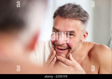 Nahaufnahme eines Menschen Gesicht waschen im Bad Stockfoto