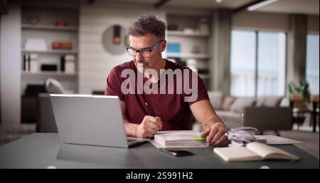 Mann, Der Steuern Und Familienbudget Am Computer Macht Stockfoto