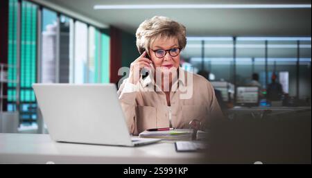 Buchhalterin, Frau, Die Telefoniert Mit Dem Kunden Stockfoto