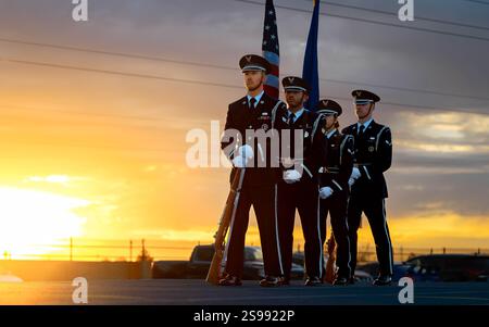 56th Fighter Wing Honor Guard Airmen marschieren am 17. Januar 2025 auf der Luke Air Force Base in Arizona. Die Ehrengarde von Luke AFB unterzieht sich strengen Regeln Stockfoto