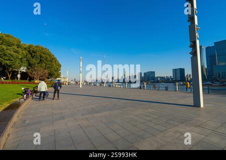 Shanghai, China. Januar 2025. Panoramablick auf die Wolkenkratzer vom North Bund Green Land im Stadtzentrum Stockfoto