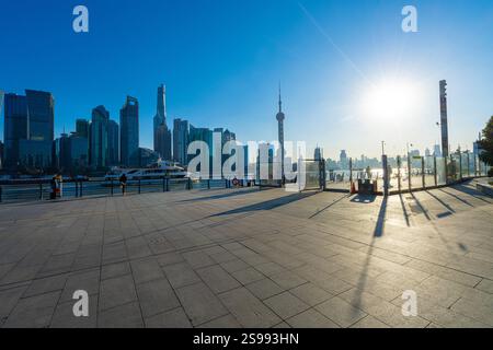 Shanghai, China. Januar 2025. Panoramablick auf die Wolkenkratzer vom North Bund Green Land im Stadtzentrum Stockfoto