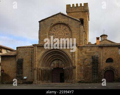 Spanien. Navarra. Sangüesa. Kirche Saint James. Romanisch-gotischer Stil. 12.-13. Jahrhundert. Hauptfassade. Stockfoto