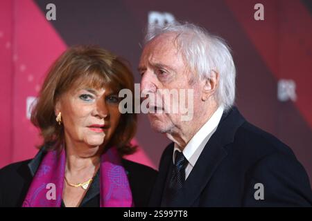 Günther Maria HALMER Schauspieler mit Ehefrau Claudia. Roter Teppich, Roter Teppich, Bayerischer Filmpreis 2024 Uhr 24.01.2025 im Prinzregententheater in München. *** Günther Maria HALMER Schauspieler mit Frau Claudia Roter Teppich, Bayerischer Filmpreis 2024 am 24 01 2025 im Prinzregententheater München Stockfoto