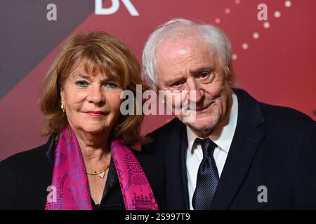Günther Maria HALMER Schauspieler mit Ehefrau Claudia. Roter Teppich, Roter Teppich, Bayerischer Filmpreis 2024 Uhr 24.01.2025 im Prinzregententheater in München. *** Günther Maria HALMER Schauspieler mit Frau Claudia Roter Teppich, Bayerischer Filmpreis 2024 am 24 01 2025 im Prinzregententheater München Stockfoto