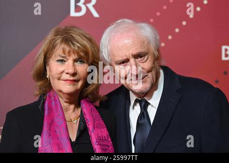 Günther Maria HALMER Schauspieler mit Ehefrau Claudia. Roter Teppich, Roter Teppich, Bayerischer Filmpreis 2024 Uhr 24.01.2025 im Prinzregententheater in München. *** Günther Maria HALMER Schauspieler mit Frau Claudia Roter Teppich, Bayerischer Filmpreis 2024 am 24 01 2025 im Prinzregententheater München Stockfoto
