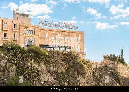 Taormina, Sizilien, Italien - 29. September 2024: Blick auf das historische Excelsior Palace Hotel im Zentrum von Taormina in der Provinz Messi Stockfoto