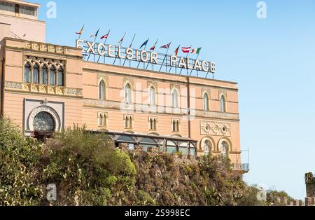 Taormina, Sizilien, Italien - 29. September 2024: Blick auf das historische Excelsior Palace Hotel im Zentrum von Taormina in der Provinz Messi Stockfoto