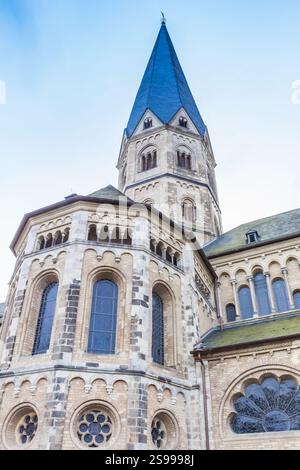 Türme der historischen Münsterkirche in Bonn Stockfoto