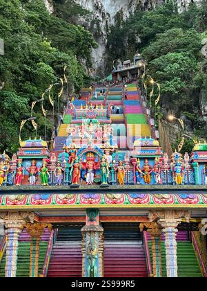 Die berühmte Treppe der Batu Caves, die in lebhaften Farben bemalt ist, führt zum Tempelkomplex. Stockfoto