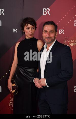 Julia Koschitz und Tim Seyfi / Verleihung des Bayerischen Filmpreises 2024 /Prinzregententheater / München / 24. Januar 2025 *** Julia Koschitz und Tim Seyfi Verleihung des Bayerischen Filmpreises 2024 Prinzregententheater München 24. Januar 2025 Stockfoto