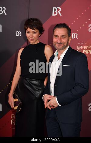 Julia Koschitz und Tim Seyfi / Verleihung des Bayerischen Filmpreises 2024 /Prinzregententheater / München / 24. Januar 2025 *** Julia Koschitz und Tim Seyfi Verleihung des Bayerischen Filmpreises 2024 Prinzregententheater München 24. Januar 2025 Stockfoto