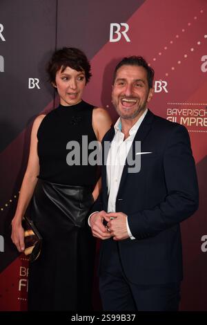 Julia Koschitz und Tim Seyfi / Verleihung des Bayerischen Filmpreises 2024 /Prinzregententheater / München / 24. Januar 2025 *** Julia Koschitz und Tim Seyfi Verleihung des Bayerischen Filmpreises 2024 Prinzregententheater München 24. Januar 2025 Stockfoto