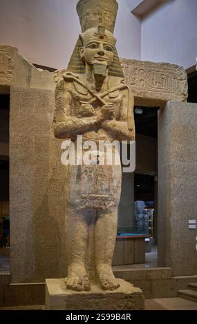 Statue von Ramses II. Im Nubischen Museum (International Museum of Nubia), einem archäologischen Museum in Assuan, Oberägypten. Stockfoto