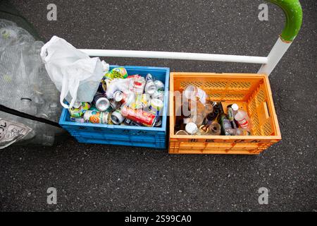 Mülltonnen in einer kleinen Straße in Akabane, Tokio, Japan. Stockfoto