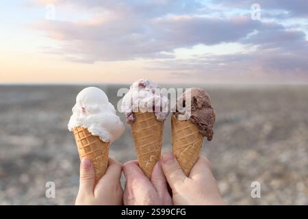 Eis im Kegel vor Naturhintergrund. Süßes Dessert Stockfoto