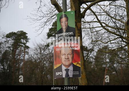 24.01.2025, xjhx, Politik Bundestagswahl 2025, Wahlplakate emspor, v.l. Wahlplakate zur Bundestagswahl 2025 Partei die Grünen, Zuversicht, Robert Habeck, SPD Olaf Scholz mehr für dich Besser für Deutschland Offenbach am Main Stockfoto