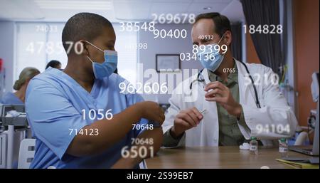 Bild medizinischer Daten über medizinisches Fachpersonal, das im Krankenhaus diskutiert Stockfoto